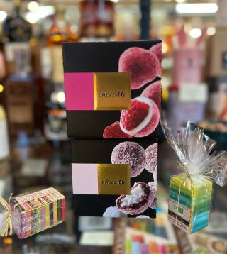 ChocoMe Lyofilizované maliny v bílé čokoládě s křupavým malinovým posypem ChocoMe. V tomto delikátním spojení vynikne...