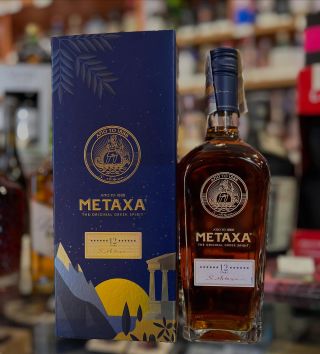 METAXA 12* WINTER EDITION Sluncem vysušený vinný základ z ostrovů Samos a Lemnos zrál v dubových sudech dlouhých 12 let. V...